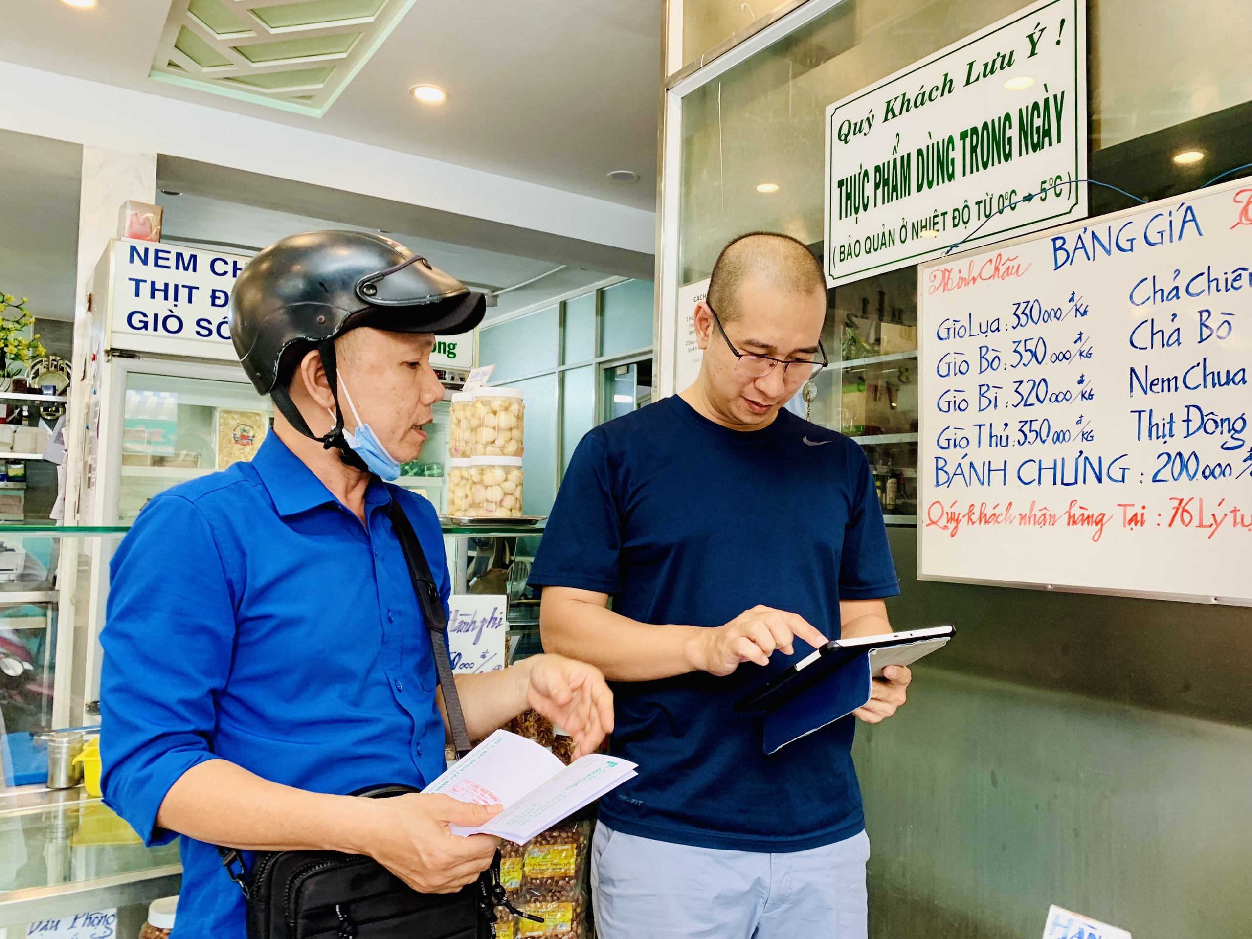 Tiệm giò chả hơn 40 năm ở TP.HCM nhộn nhịp, ngưng nhận đơn tết vì làm không xuể- Ảnh 7.