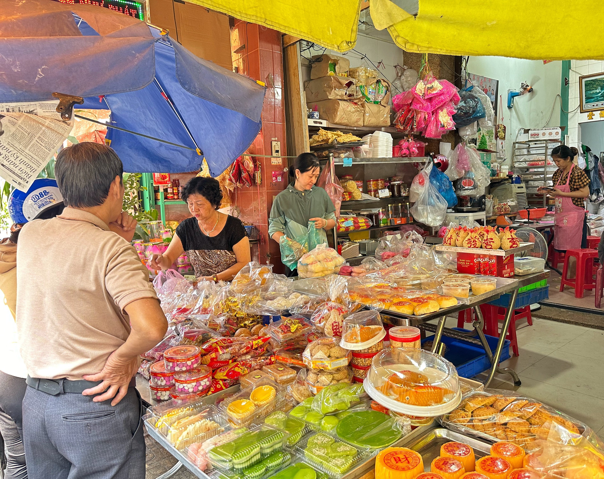 Lò 'bánh trường thọ' nức tiếng Chợ Lớn dịp tết: Làm gấp 10 lần, khách nườm nượp- Ảnh 2.