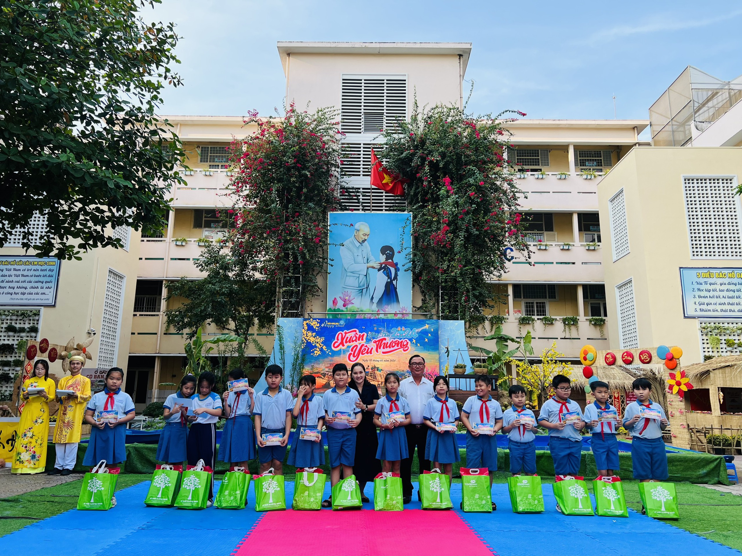 Học sinh TP.HCM bơi xuồng, gói bánh… đón tết dân gian- Ảnh 14.