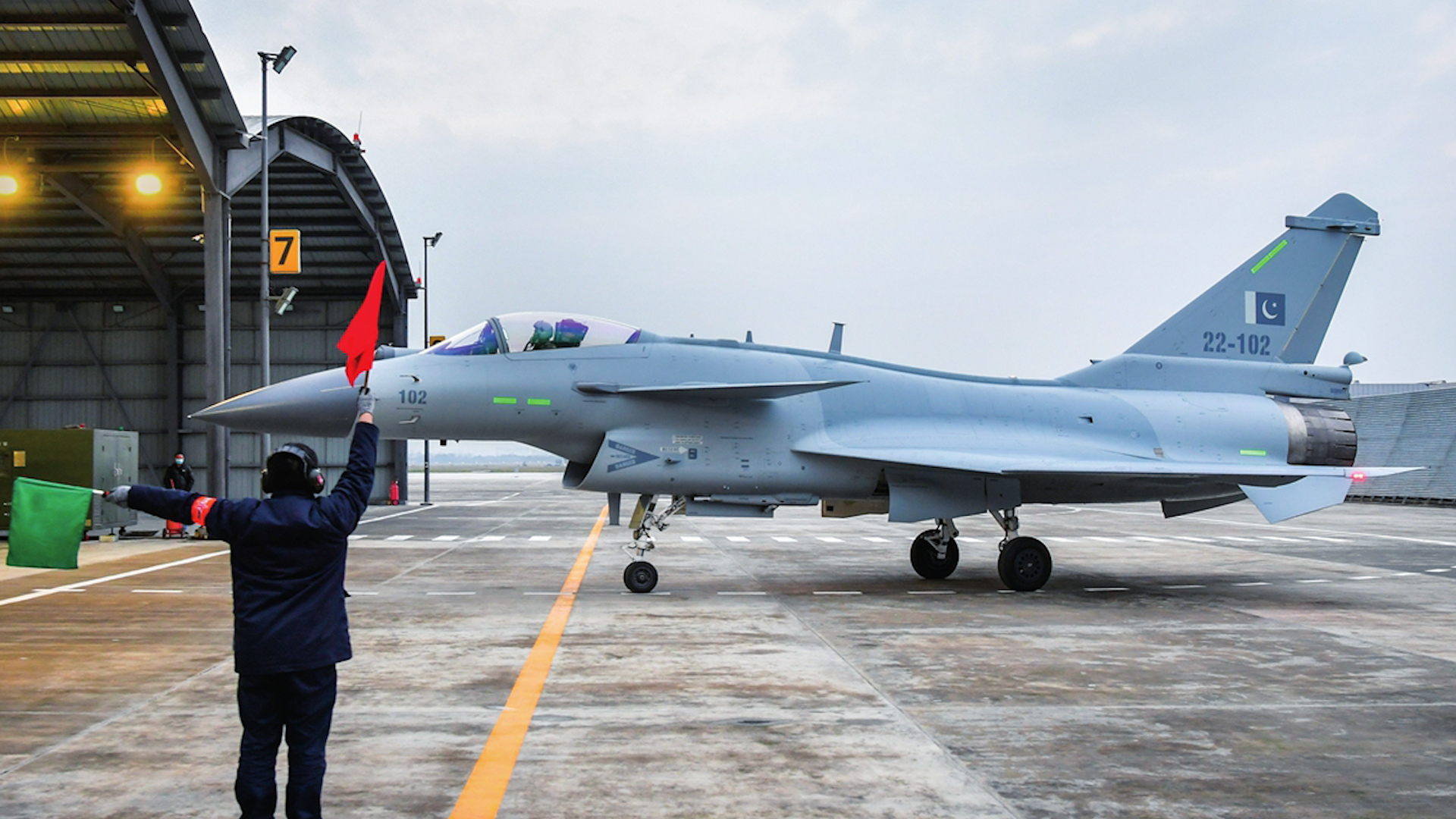 Dân mạng Trung Quốc sôi sục vì màn 'tỉ thí' chiến đấu cơ J-10C - Eurofighter Typhoon- Ảnh 1.