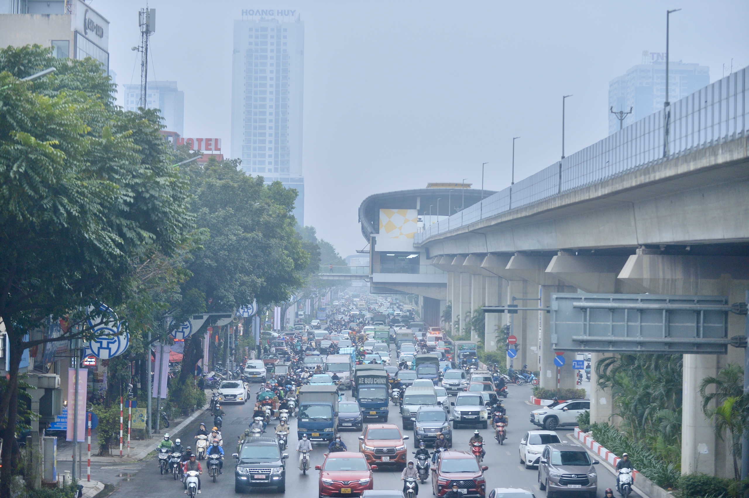 Hà Nội 'chìm' trong sương mù từ sáng đến trưa- Ảnh 2.