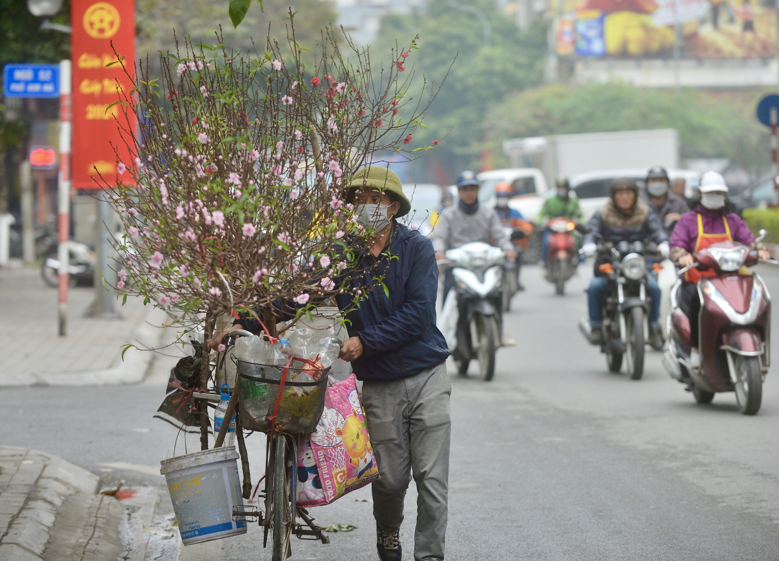 Hà Nội 'chìm' trong sương mù từ sáng đến trưa- Ảnh 9.