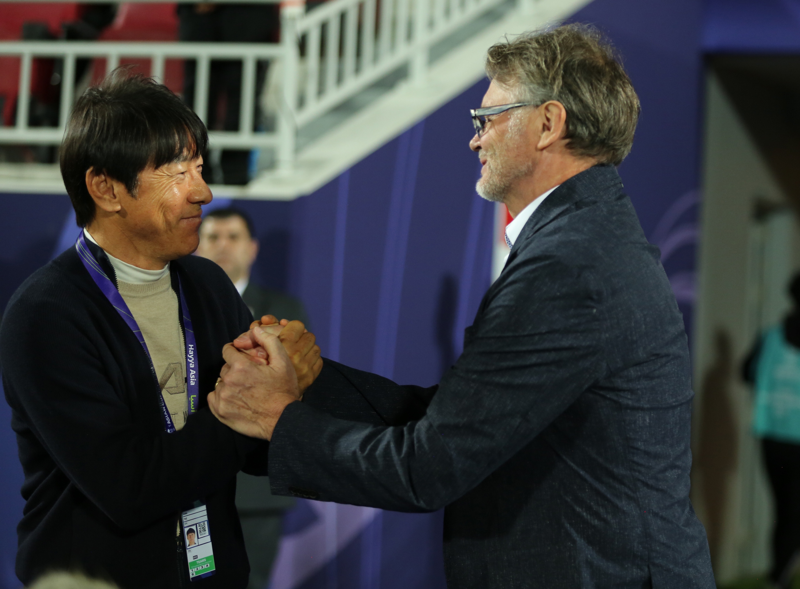 HLV Shin Tae-yong và HLV Philippe Troussier chào nhau tại Asian Cup 2023