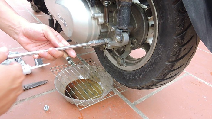 Chăm sóc xe tay ga trước Tết: Đừng quên thay dầu hộp số- Ảnh 2. Chăm sóc xe tay ga trước Tết: Đừng quên thay dầu hộp số- Ảnh 2.