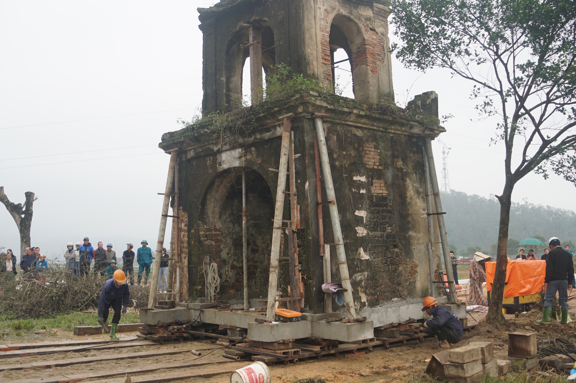 'Thần đèn' Nguyễn Văn Cư dời cổng đền cổ nặng 100 tấn đi xa 60 mét- Ảnh 6.