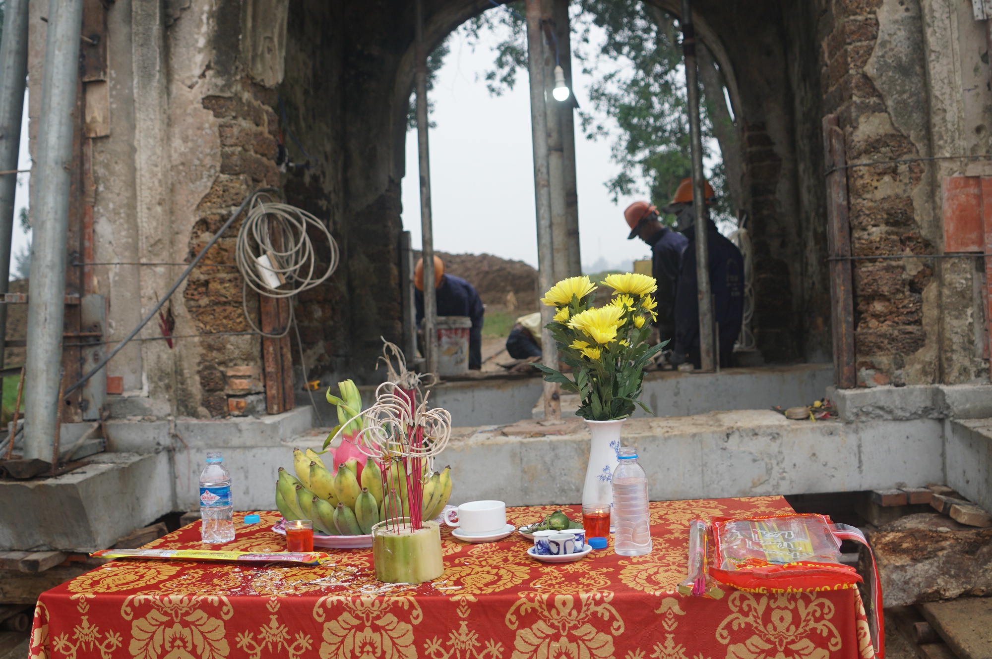 'Thần đèn' Nguyễn Văn Cư dời cổng đền cổ nặng 100 tấn đi xa 60 mét- Ảnh 4.