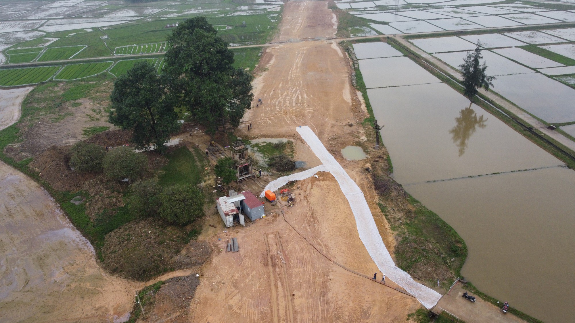 'Thần đèn' Nguyễn Văn Cư dời cổng đền cổ nặng 100 tấn đi xa 60 mét- Ảnh 2.