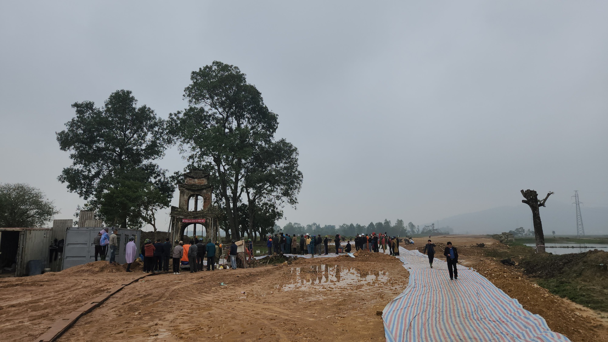 'Thần đèn' Nguyễn Văn Cư dời cổng đền cổ nặng 100 tấn đi xa 60 mét- Ảnh 1.