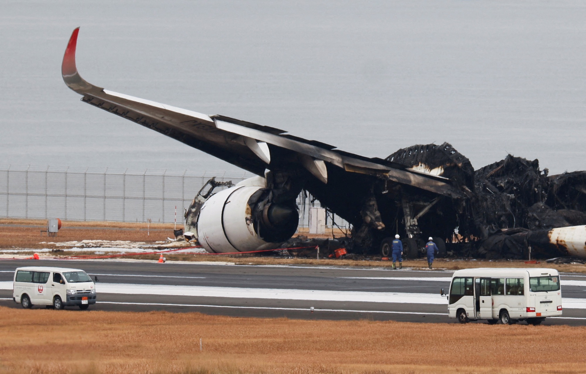 Japan Airlines ước tính vụ cháy máy bay thiệt hại 105 triệu USD- Ảnh 1.