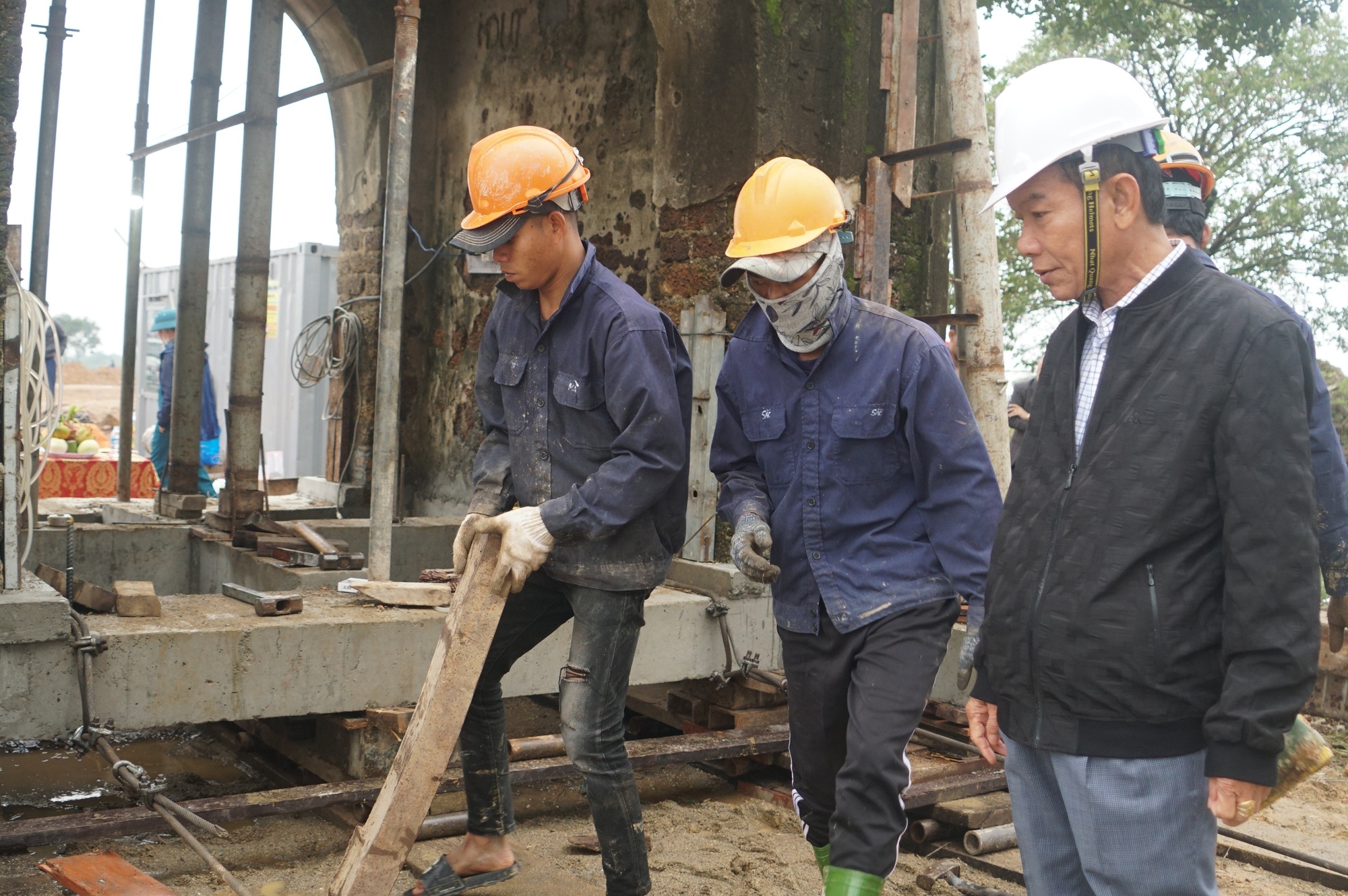 'Thần đèn' Nguyễn Văn Cư dời cổng đền cổ nặng 100 tấn đi xa 60 mét- Ảnh 5.