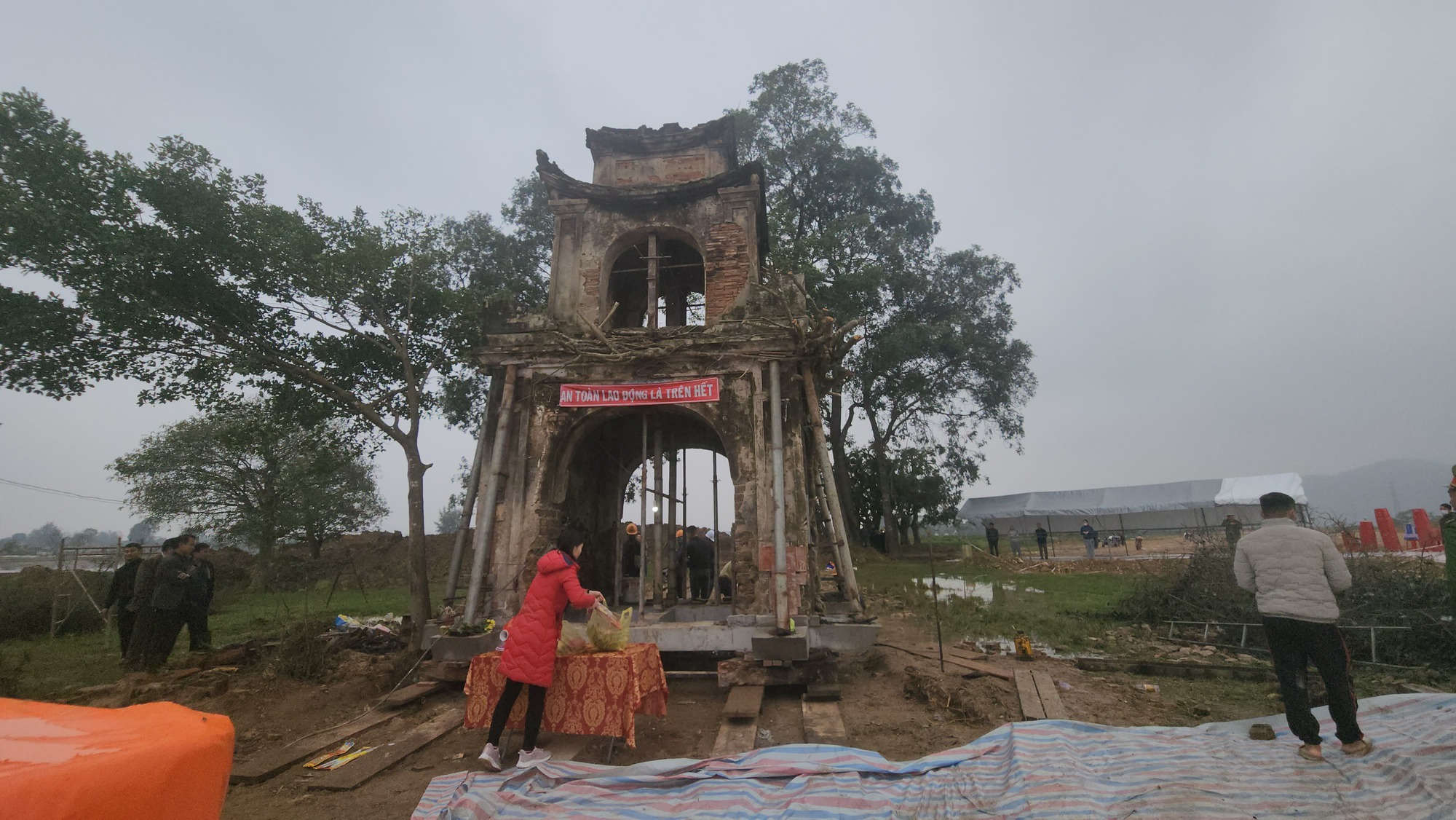 'Thần đèn' Nguyễn Văn Cư dời cổng đền cổ nặng 100 tấn đi xa 60 mét- Ảnh 3.