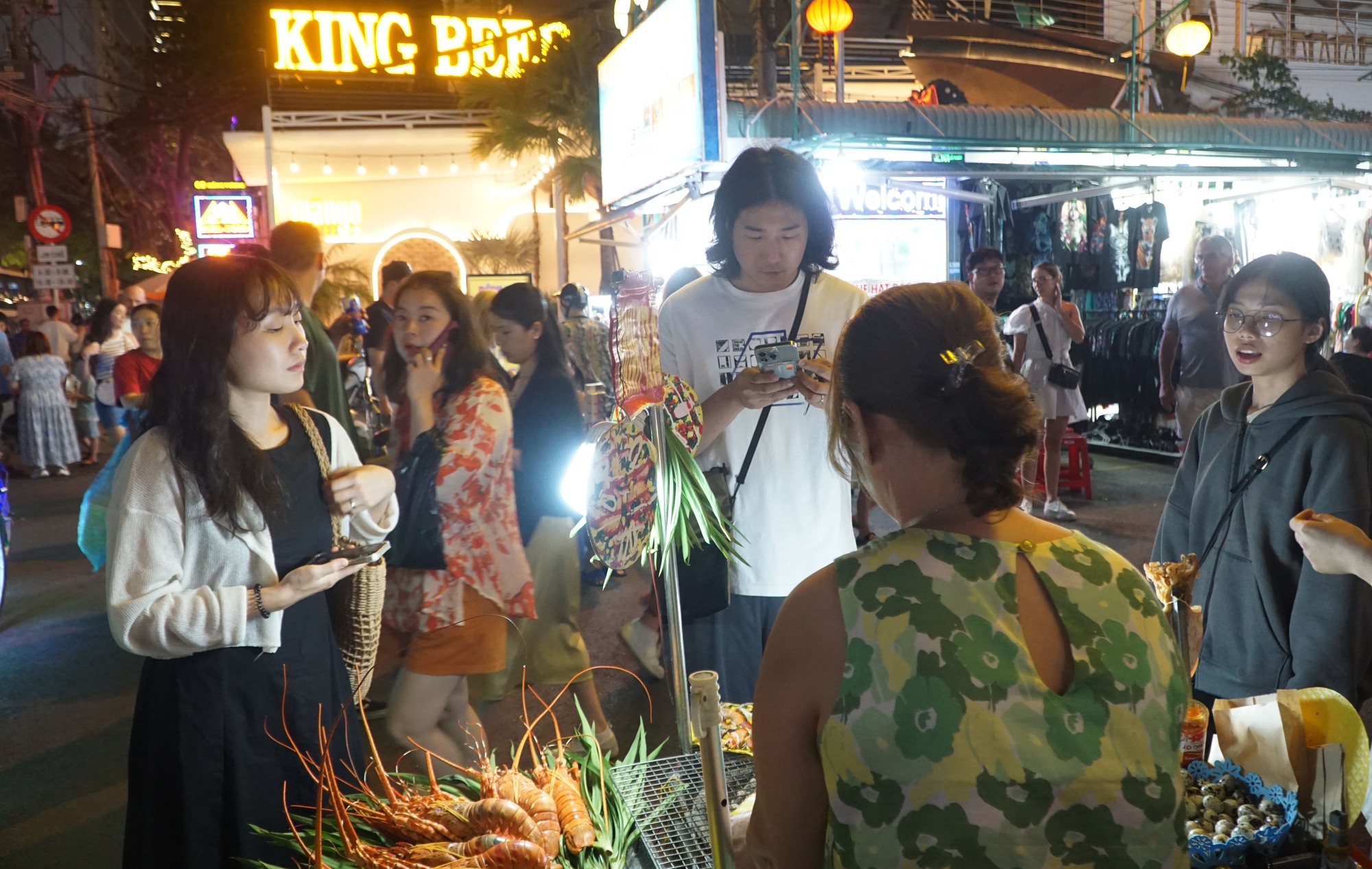 'Phố Tây' ở Nha Trang hồi sinh nhờ khách Hàn tăng mạnh- Ảnh 7.