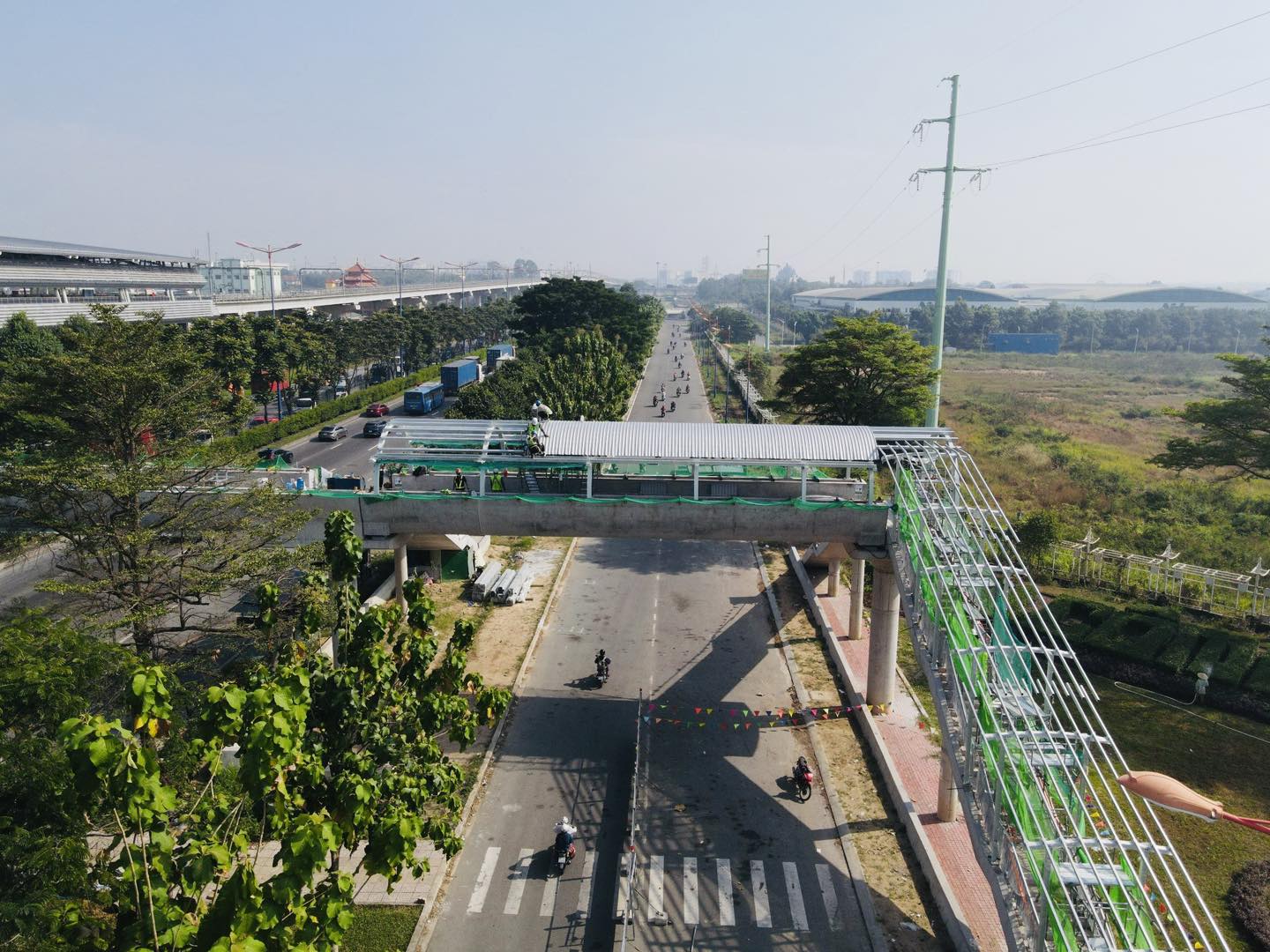 Ngắm cầu đi bộ nối tới ga metro số 1 sắp hoàn thiện- Ảnh 1.