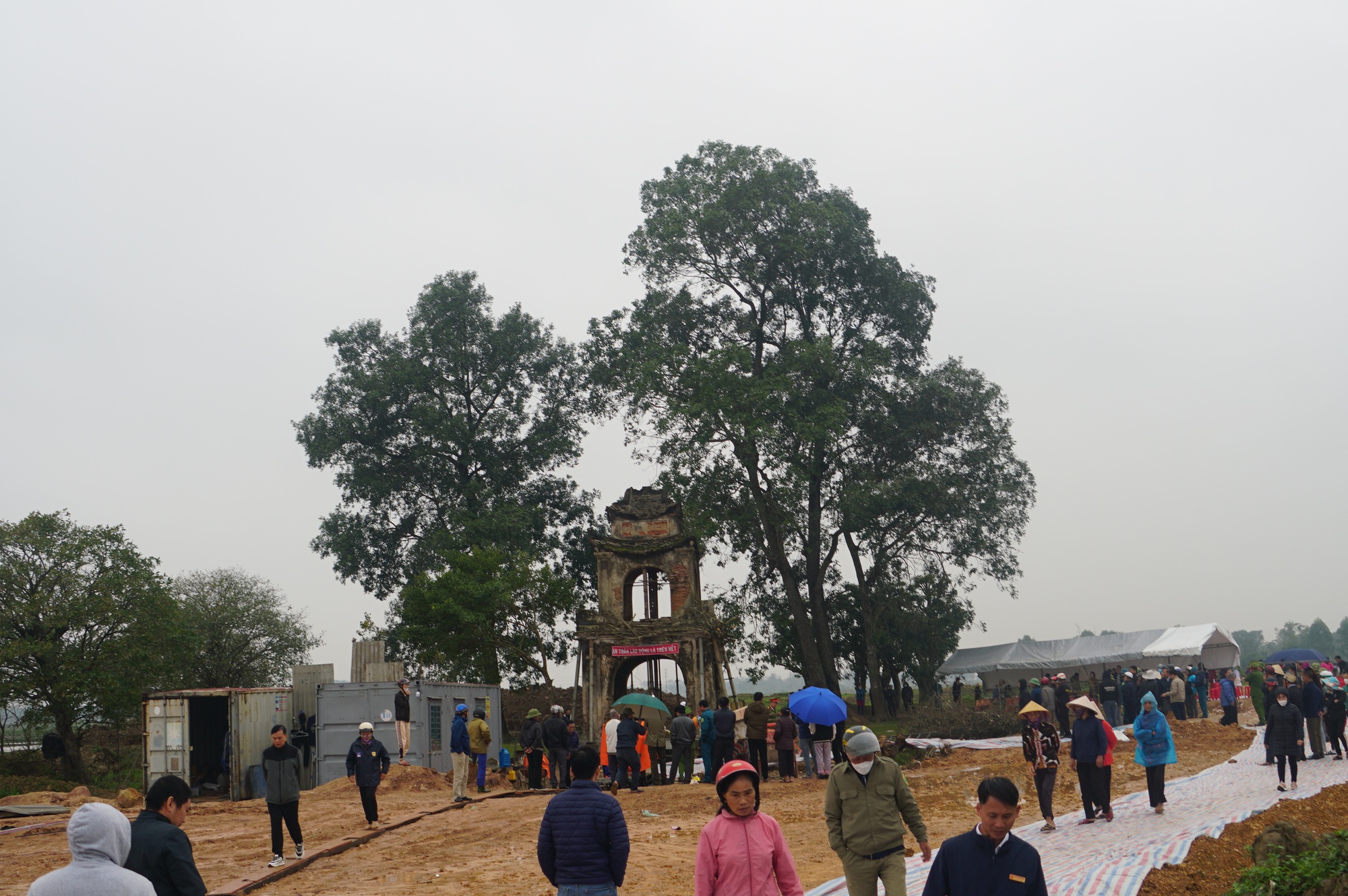 'Thần đèn' Nguyễn Văn Cư dời cổng đền cổ nặng 100 tấn đi xa 60 mét- Ảnh 11.