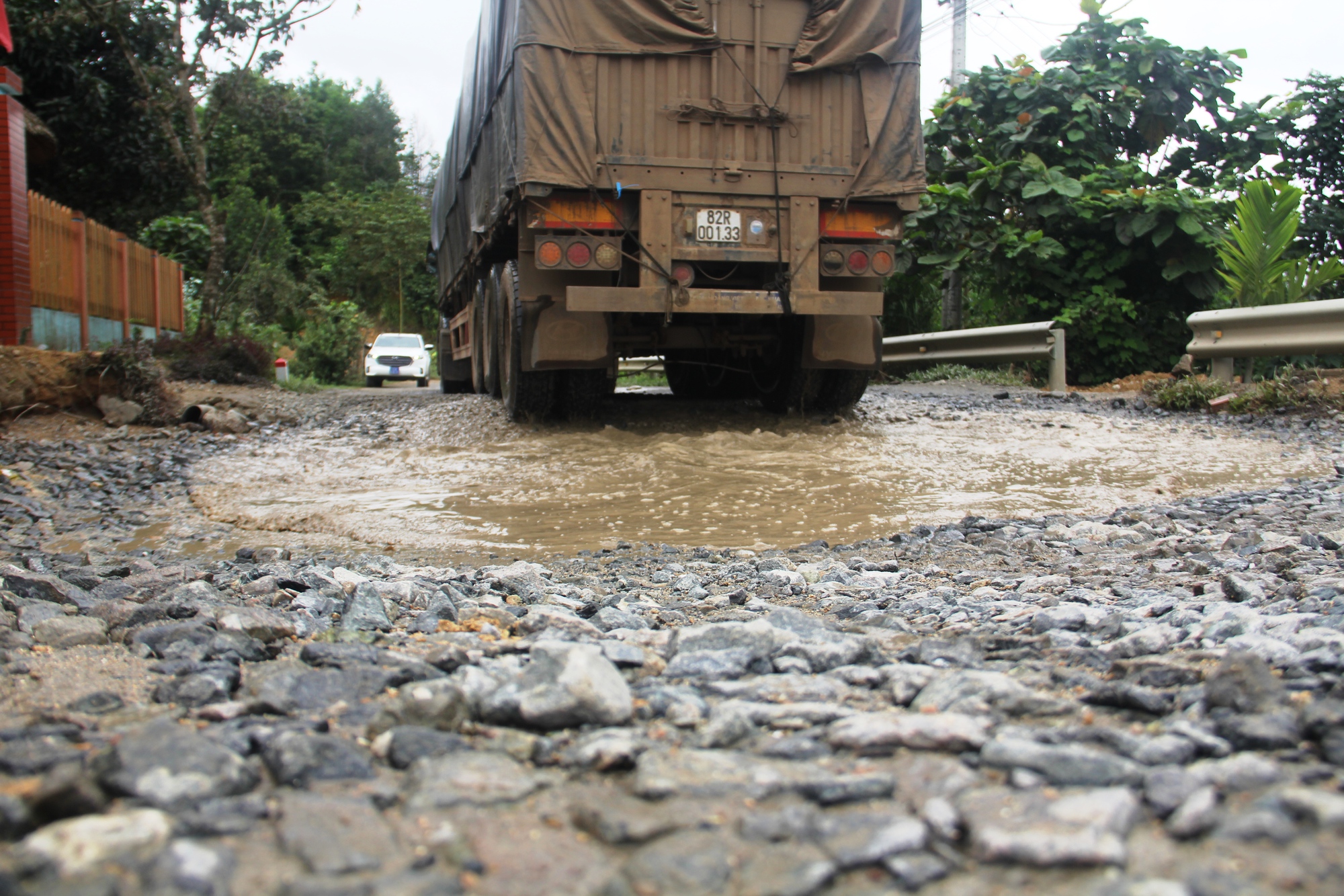 Cận cảnh đường lên cửa khẩu quốc tế ở Quảng Nam bị xe chở quặng 'băm nát'- Ảnh 15.