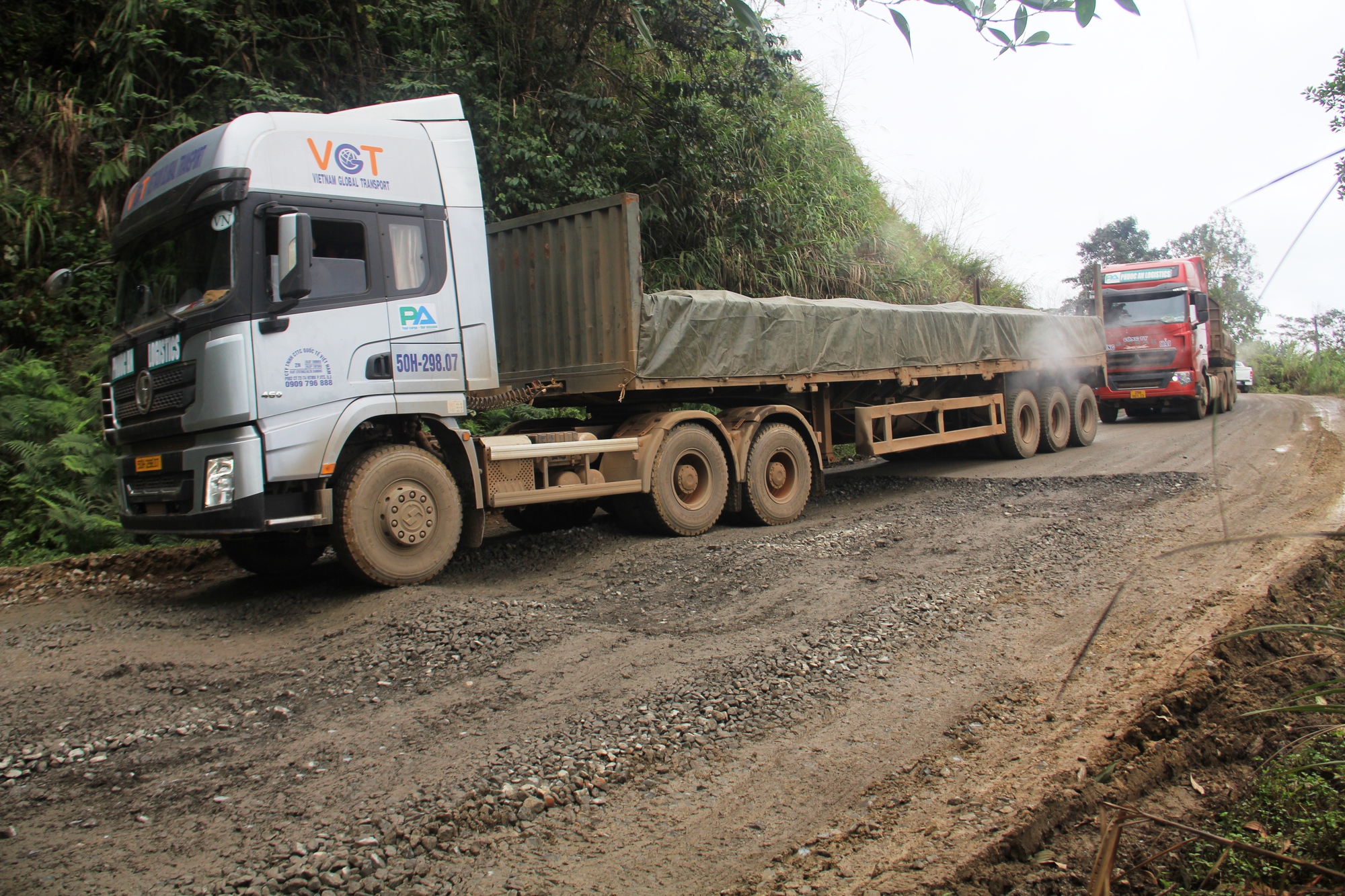 Cận cảnh đường lên cửa khẩu quốc tế ở Quảng Nam bị xe chở quặng 'băm nát'- Ảnh 10.
