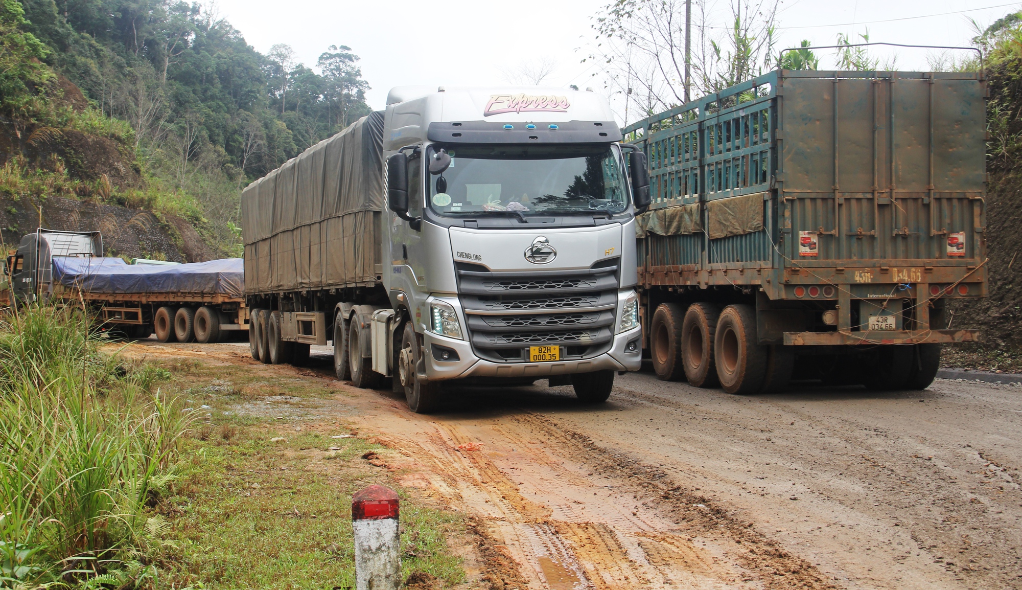 Cận cảnh đường lên cửa khẩu quốc tế ở Quảng Nam bị xe chở quặng 'băm nát'- Ảnh 7.