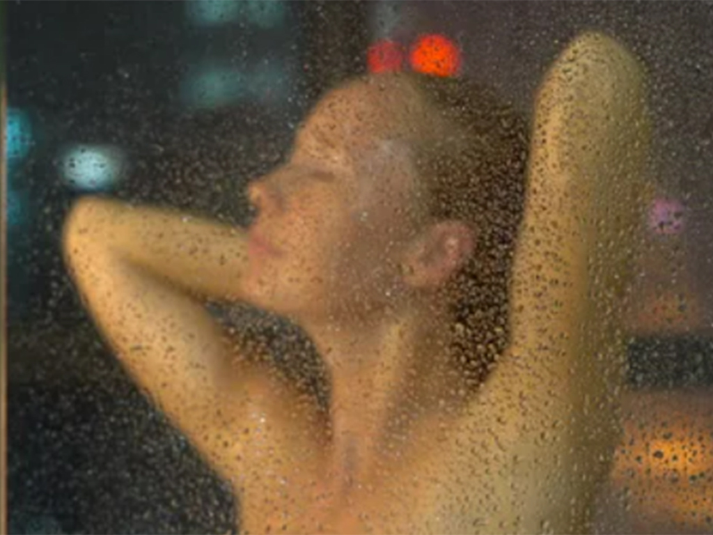 Doctor 24/7: Is it good to take a cold shower at night? - Photo 1. Bác sĩ 24/7: Hay tắm đêm bằng nước lạnh có tốt?- Ảnh 1.