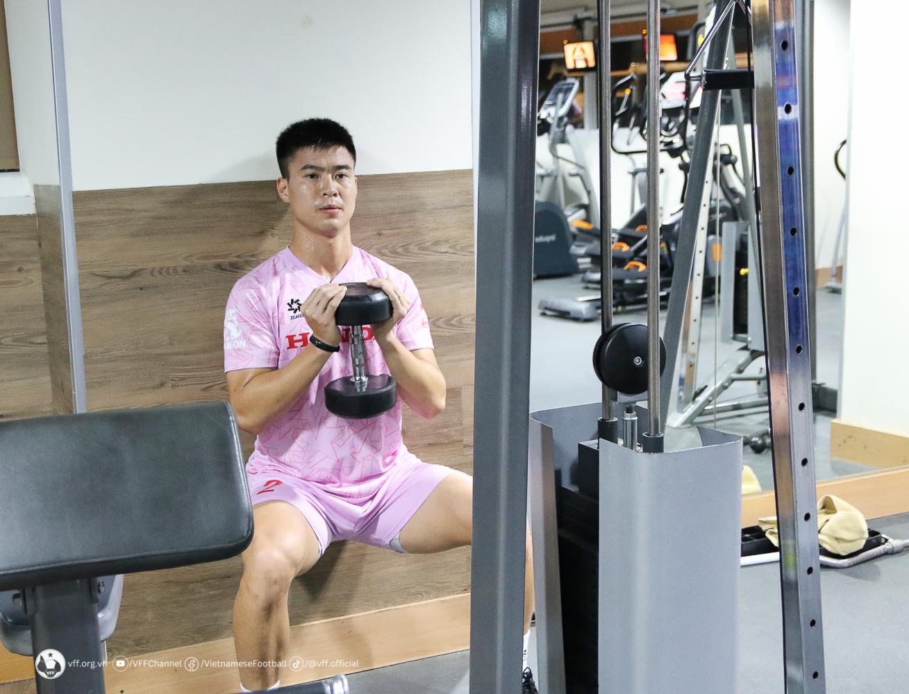 Chưa ‘nóng’ chỗ tại Qatar, Nguyễn Filip và đội tuyển Việt Nam lập tức tập gym rèn thể lực- Ảnh 18.