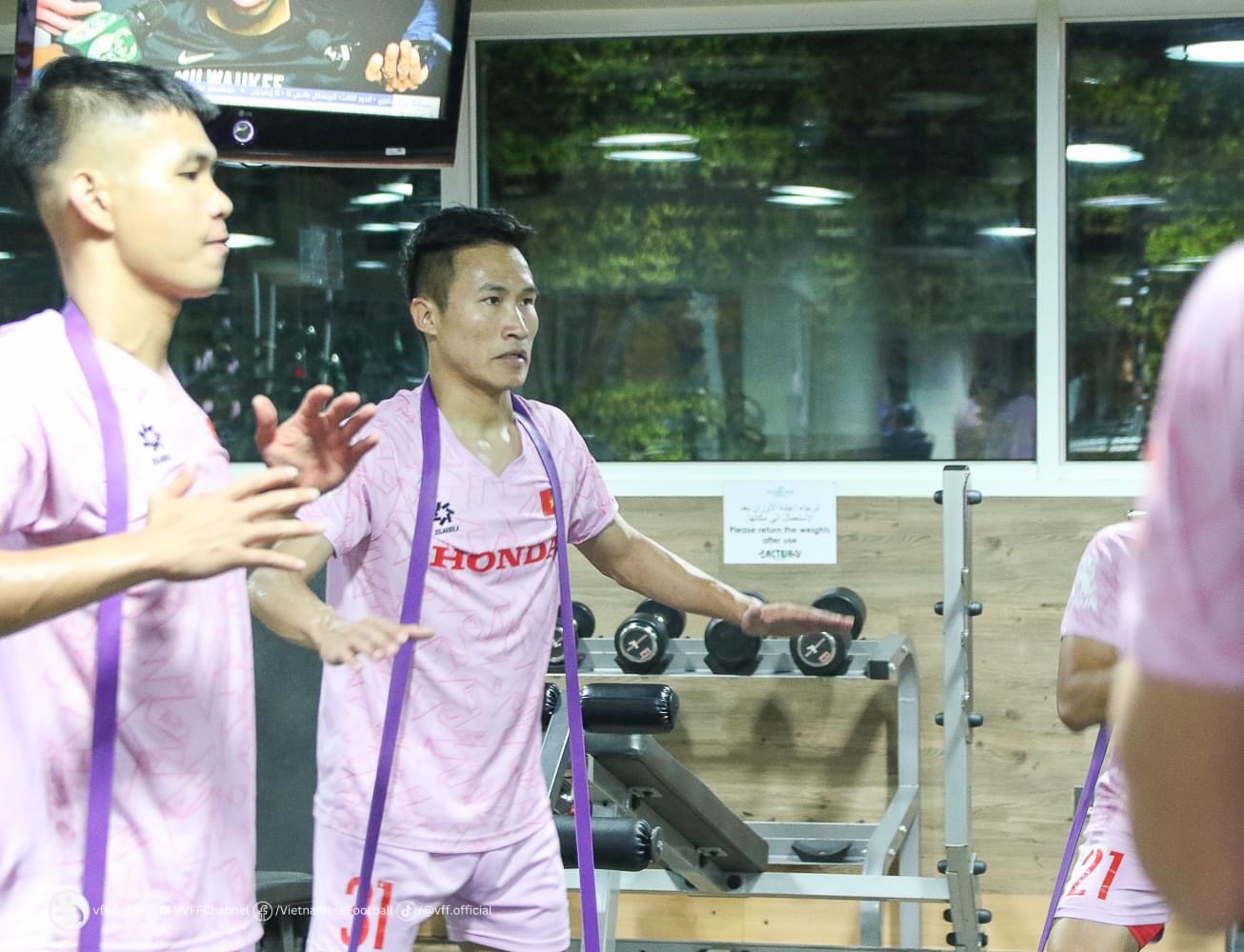 Chưa ‘nóng’ chỗ tại Qatar, Nguyễn Filip và đội tuyển Việt Nam lập tức tập gym rèn thể lực- Ảnh 13.