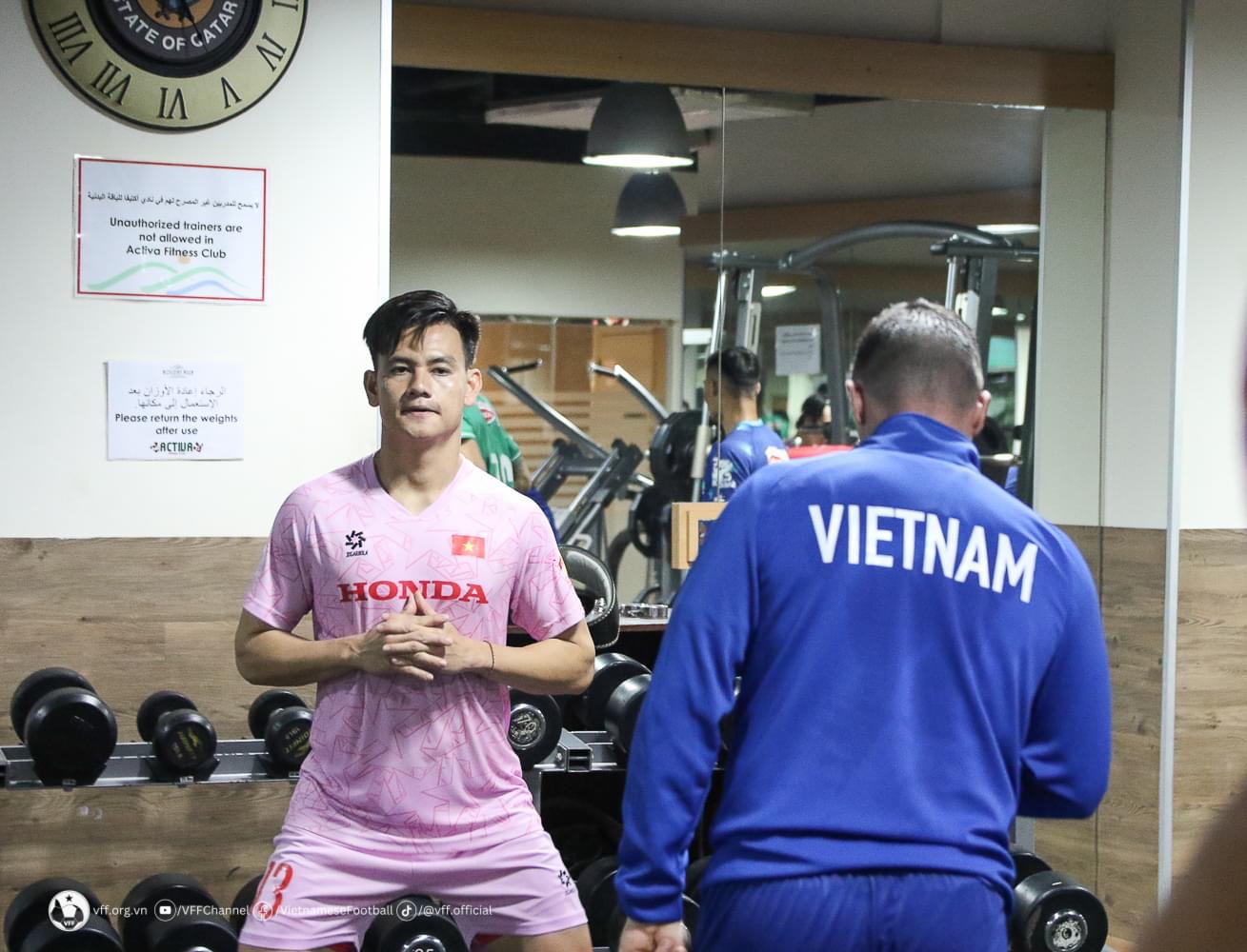 Chưa ‘nóng’ chỗ tại Qatar, Nguyễn Filip và đội tuyển Việt Nam lập tức tập gym rèn thể lực- Ảnh 14.