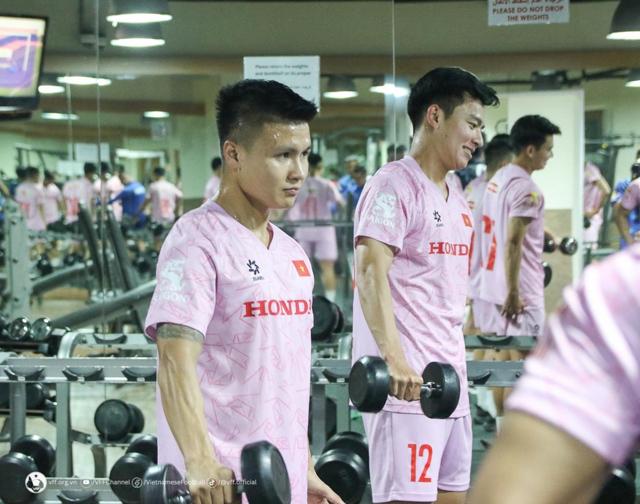 Chưa ‘nóng’ chỗ tại Qatar, Nguyễn Filip và đội tuyển Việt Nam lập tức tập gym rèn thể lực- Ảnh 21.