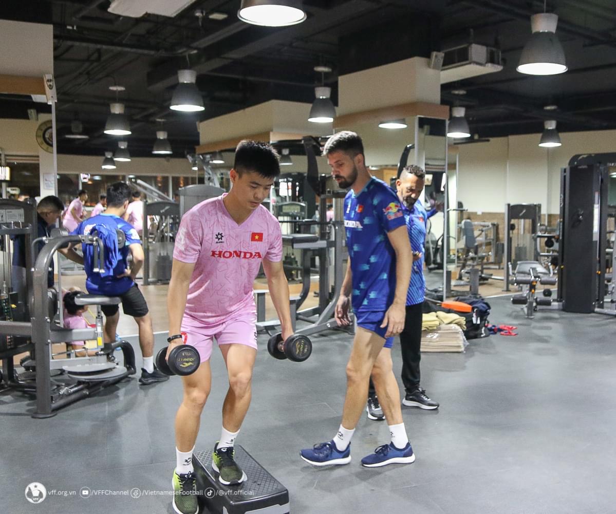 Chưa ‘nóng’ chỗ tại Qatar, Nguyễn Filip và đội tuyển Việt Nam lập tức tập gym rèn thể lực- Ảnh 15.