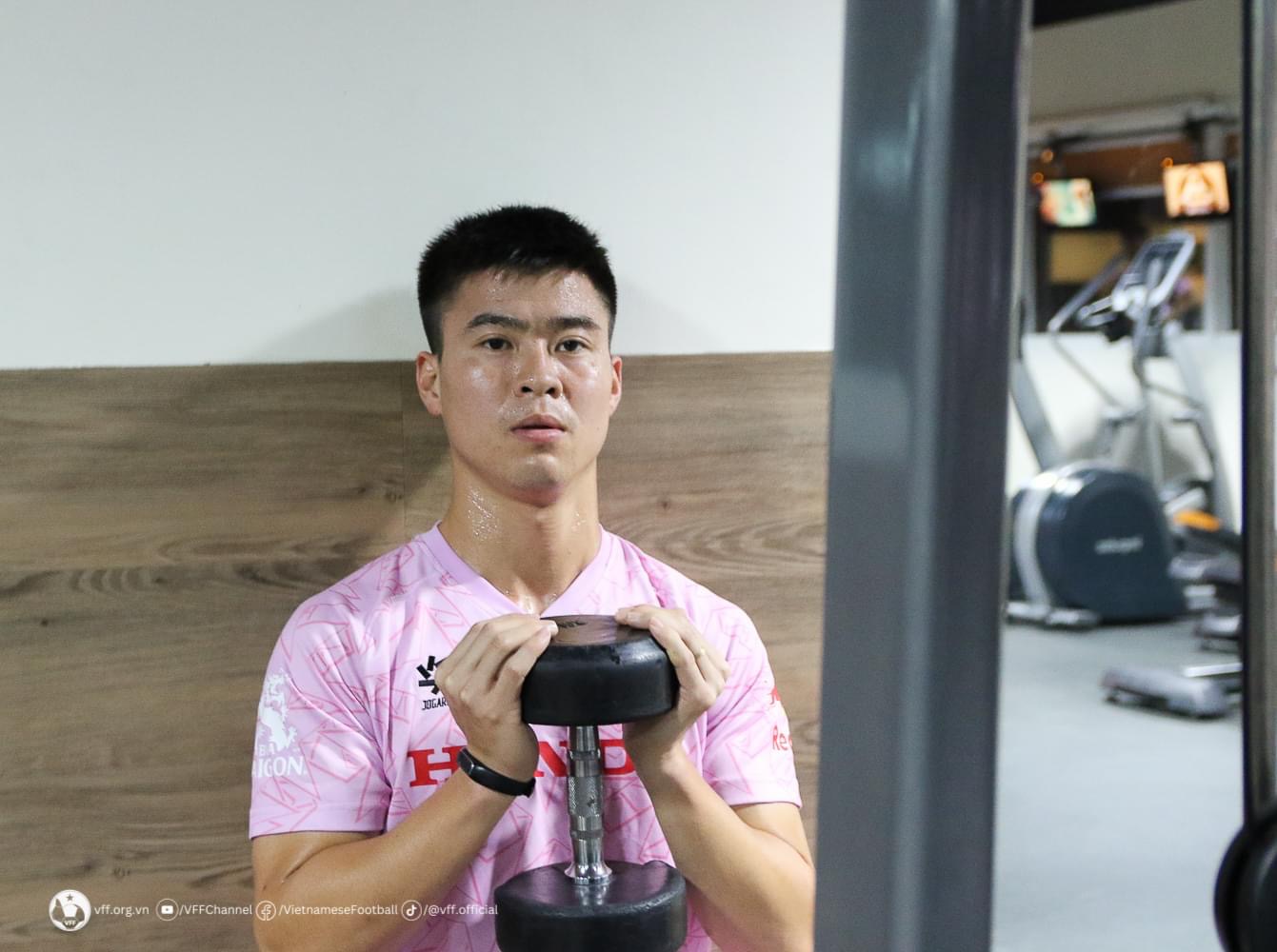 Chưa ‘nóng’ chỗ tại Qatar, Nguyễn Filip và đội tuyển Việt Nam lập tức tập gym rèn thể lực- Ảnh 20.