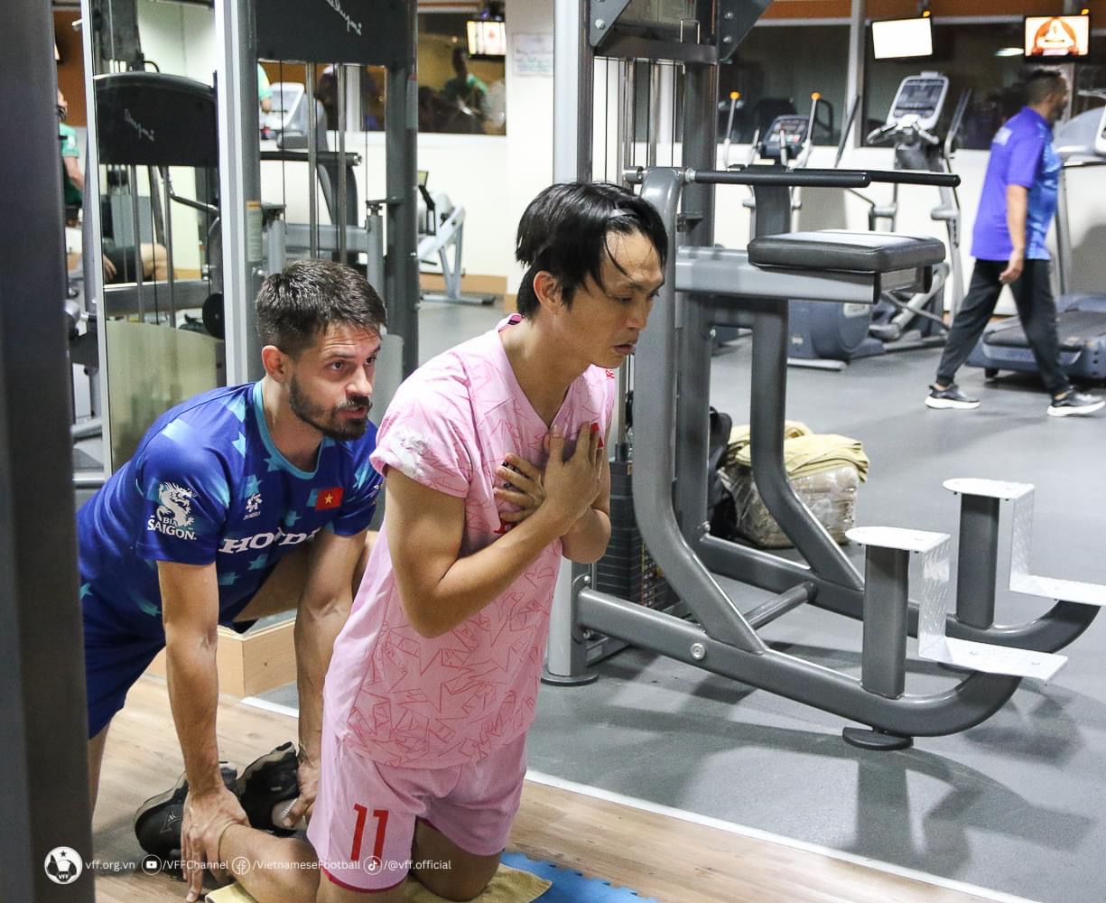 Chưa ‘nóng’ chỗ tại Qatar, Nguyễn Filip và đội tuyển Việt Nam lập tức tập gym rèn thể lực- Ảnh 3.