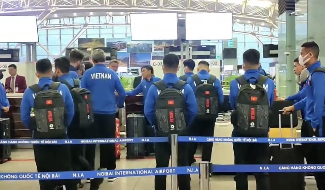 Đội tuyển Việt Nam khẩn trương làm thủ tục xuất cảnh sang Qatar, sẵn sàng 'chiến' Asian Cup- Ảnh 7.