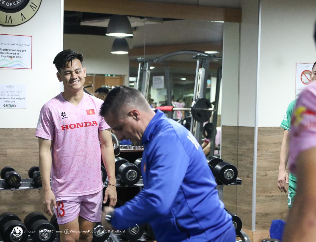 Chưa ‘nóng’ chỗ tại Qatar, Nguyễn Filip và đội tuyển Việt Nam lập tức tập gym rèn thể lực- Ảnh 12.
