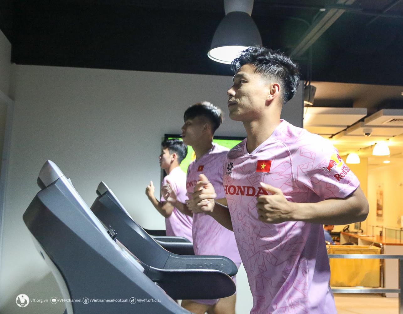 Chưa ‘nóng’ chỗ tại Qatar, Nguyễn Filip và đội tuyển Việt Nam lập tức tập gym rèn thể lực- Ảnh 16.