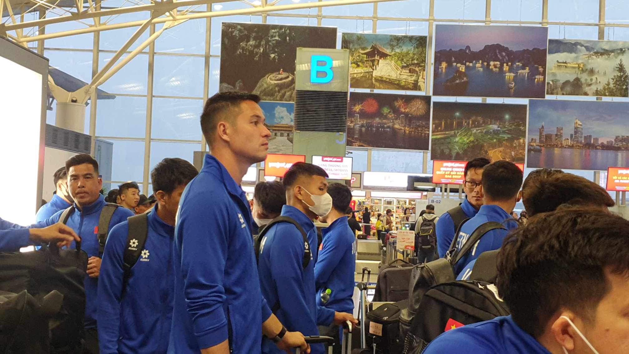 Đội tuyển Việt Nam khẩn trương làm thủ tục xuất cảnh sang Qatar, sẵn sàng 'chiến' Asian Cup- Ảnh 1.