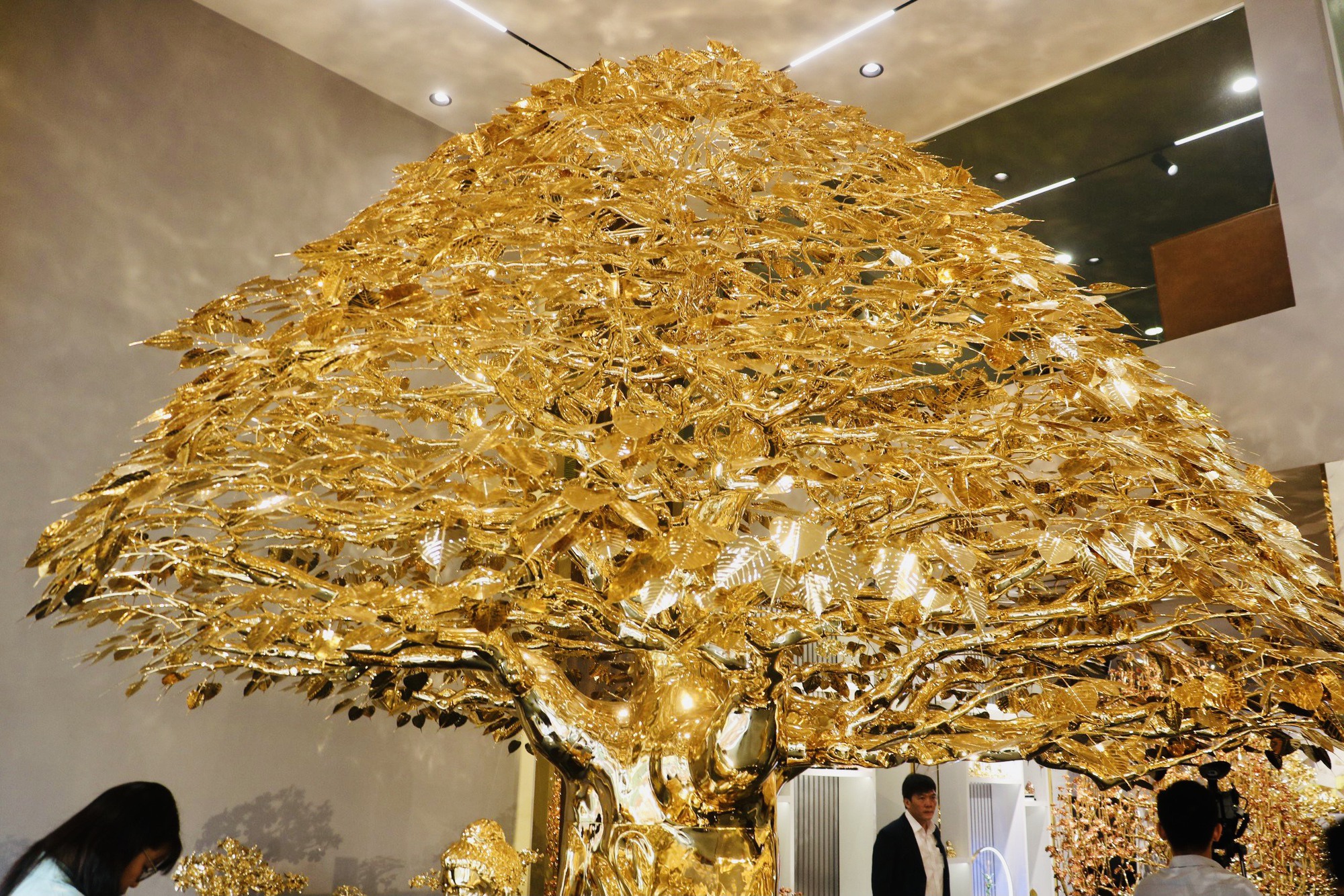 Cây đào, bồ đề mạ vàng lớn nhất Việt Nam giá 1 triệu USD ra mắt Tết Nguyên đán 2024- Ảnh 1.