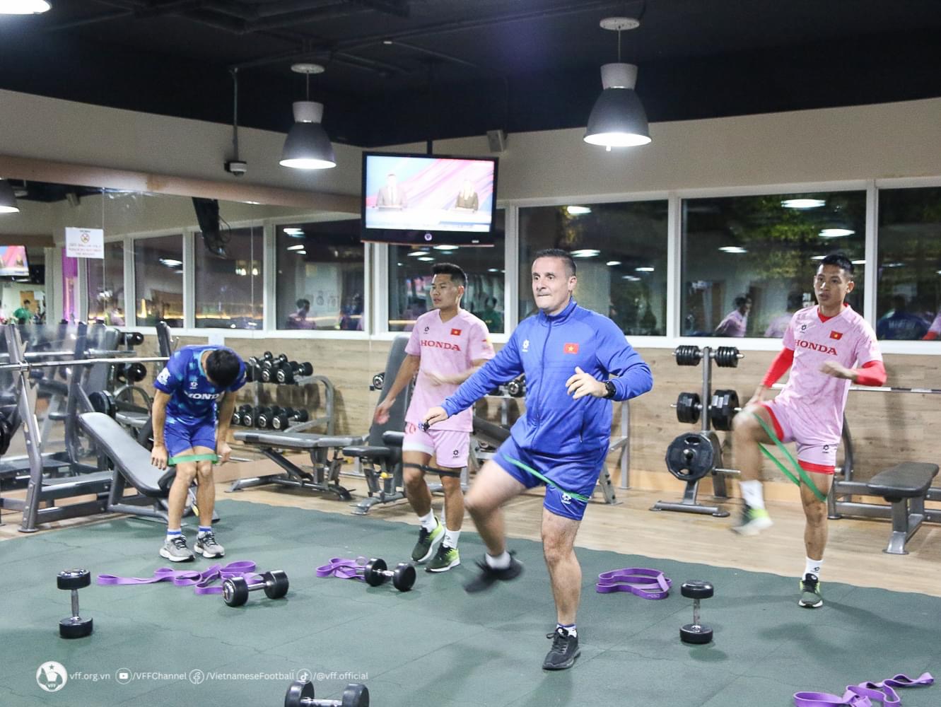 Chưa ‘nóng’ chỗ tại Qatar, Nguyễn Filip và đội tuyển Việt Nam lập tức tập gym rèn thể lực- Ảnh 23.