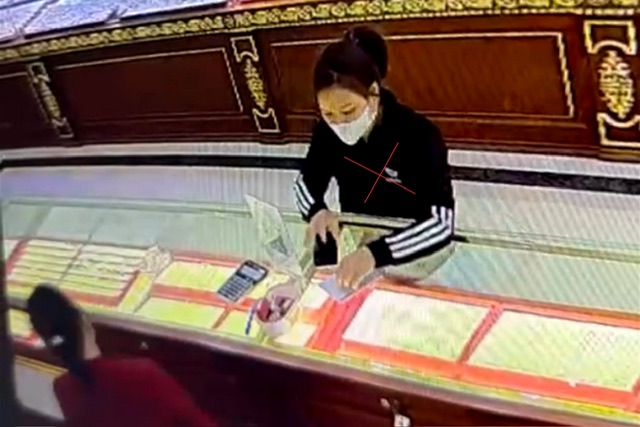 Nghệ An: Một phụ nữ 27 tuổi cướp tiệm vàng, đánh tráo vàng- Ảnh 1.