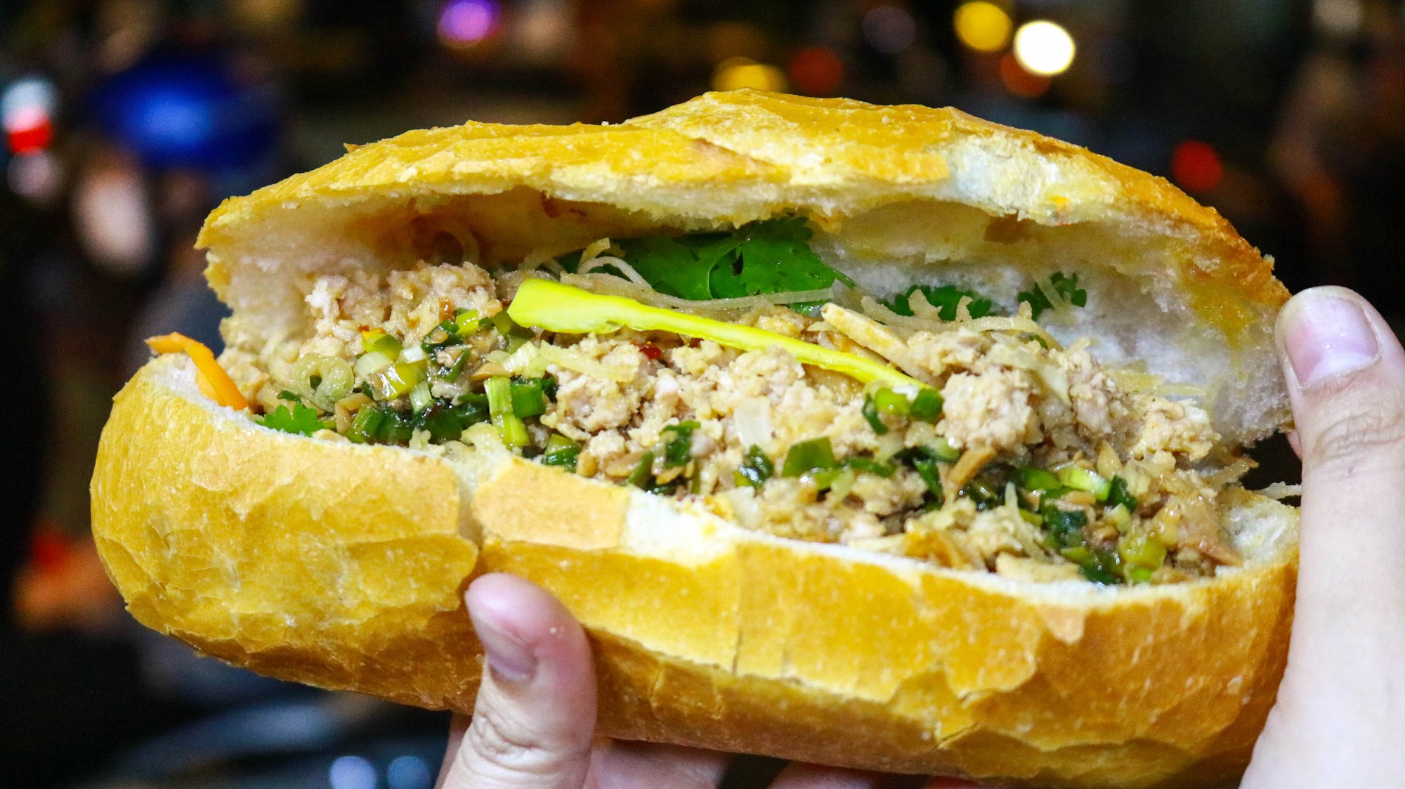 Bánh mì bì xíu mại nóng hổi đầy ú ụ giá cực bình dân ngay tại Sài Gòn- Ảnh 1.