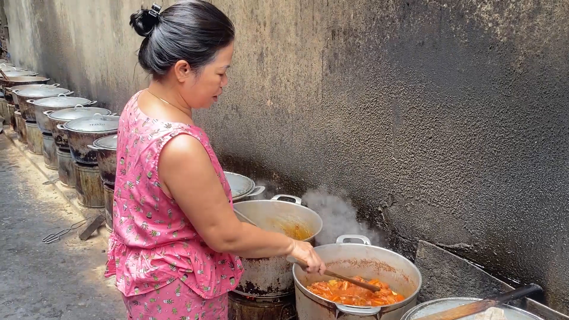 Cá kho 'chợ nhà giàu' Hà Nội đun 6 tiếng trên bếp than: Đắt có xắt ra miếng?- Ảnh 4.