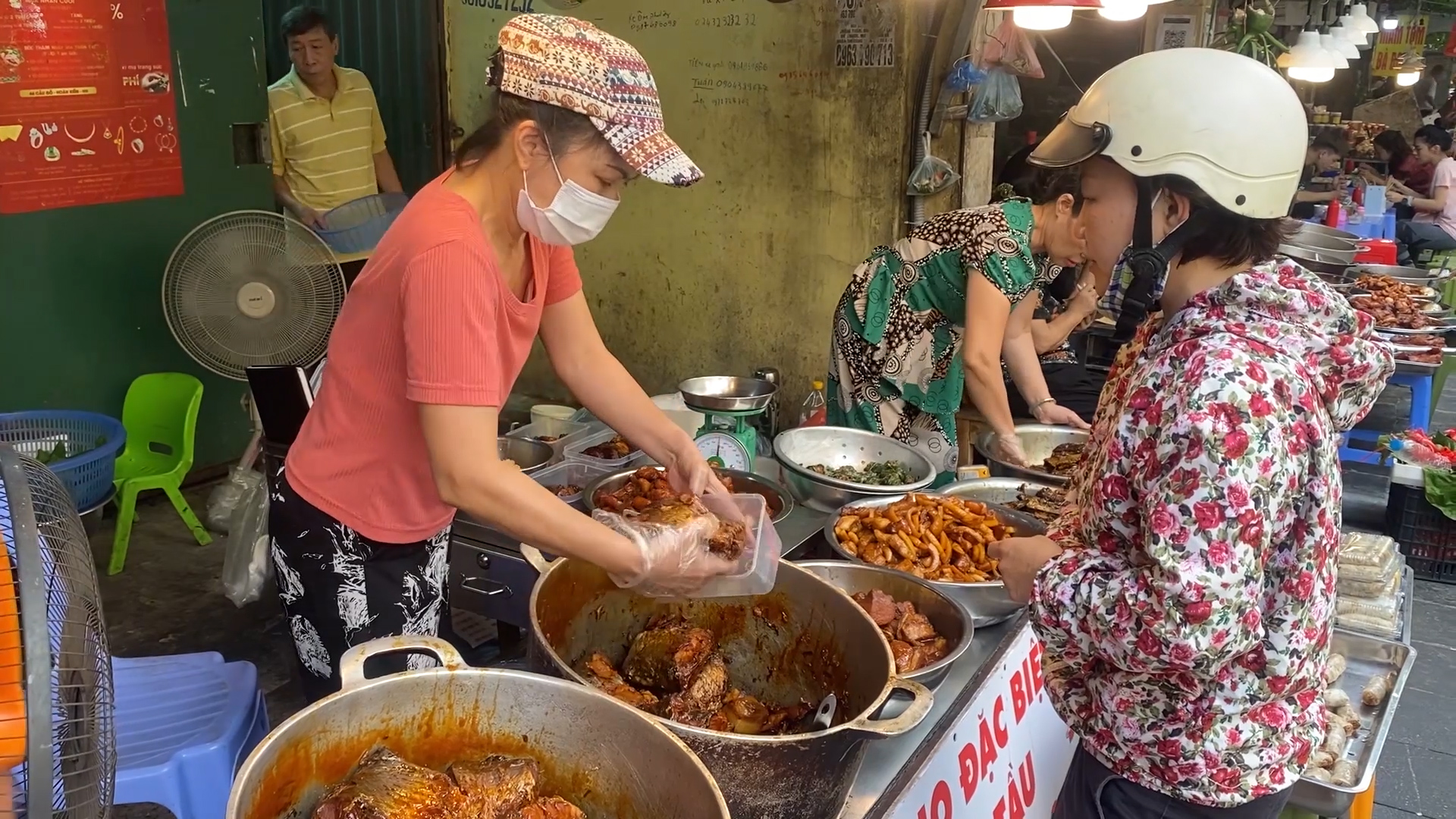 Cá kho 'chợ nhà giàu' Hà Nội đun 6 tiếng trên bếp than: Đắt có xắt ra miếng?- Ảnh 1.