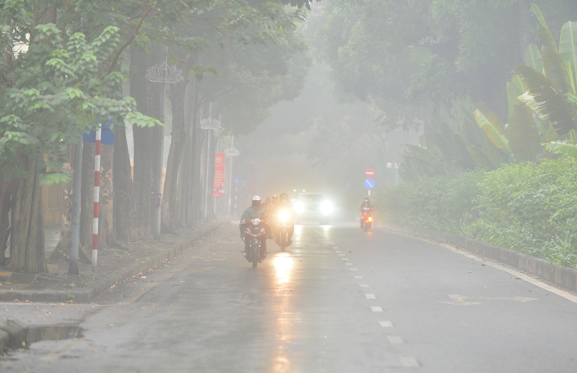 Hà Nội 'chìm' trong sương mù lúc sáng sớm, nhiều phương tiện bật đèn pha đi đường- Ảnh 8.
