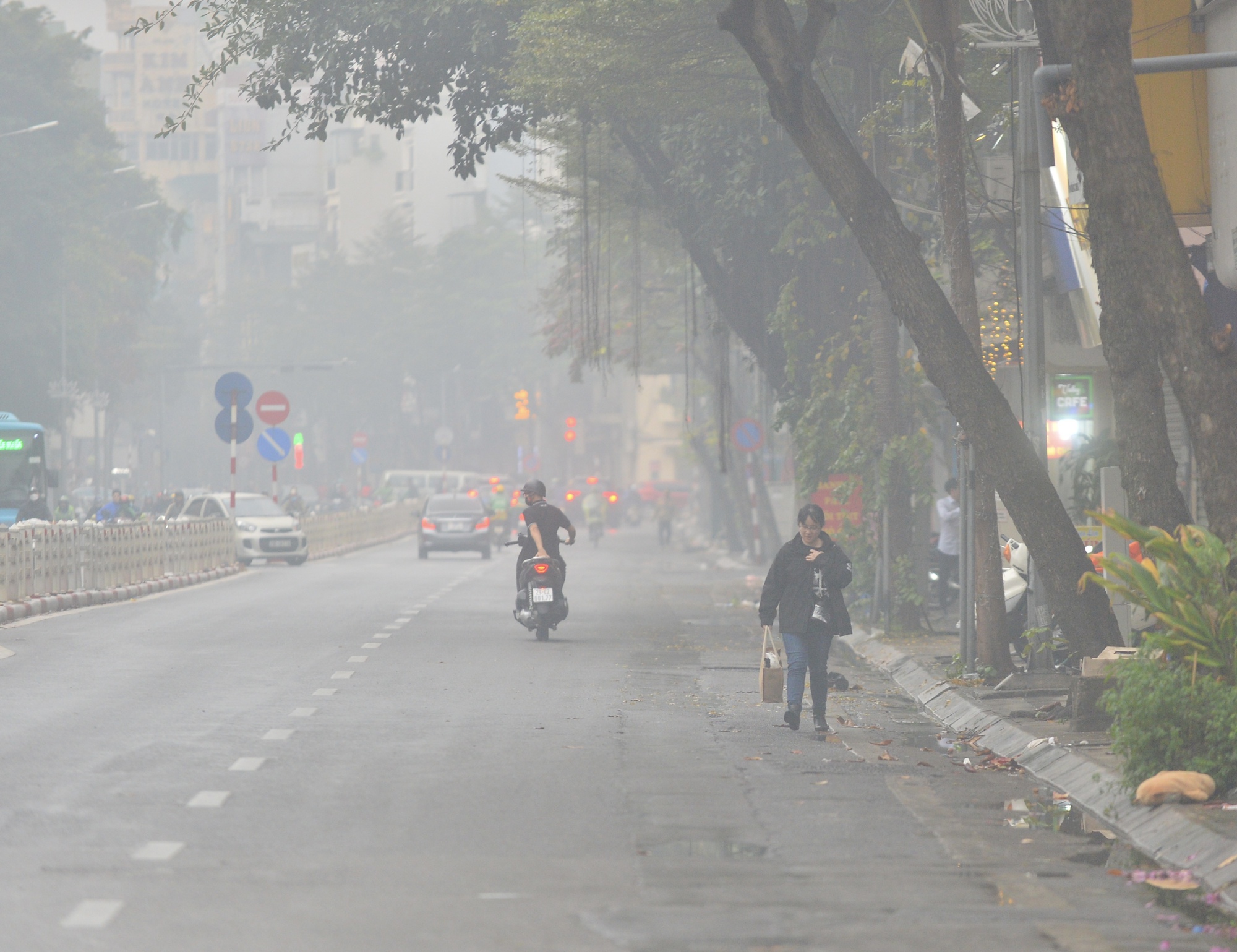 Hà Nội 'chìm' trong sương mù lúc sáng sớm, nhiều phương tiện bật đèn pha đi đường- Ảnh 10.