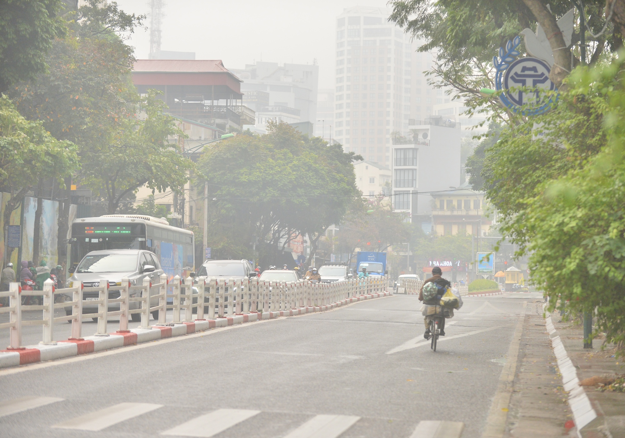 Hà Nội 'chìm' trong sương mù lúc sáng sớm, nhiều phương tiện bật đèn pha đi đường- Ảnh 9.