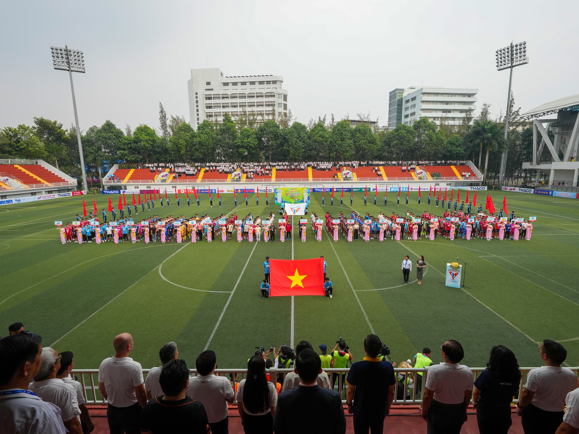 Hình ảnh ấn tượng ngày khai màn giải bóng đá Thanh Niên sinh viên Việt Nam- Ảnh 1.