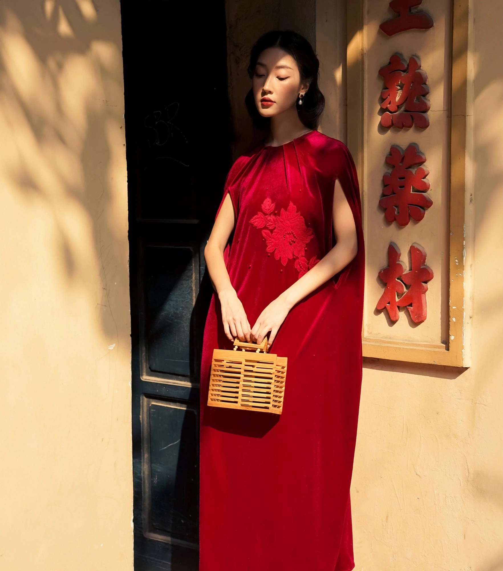 Bật mí mẫu đầm nhung sang trọng dành cho phái đẹp ngày lạnh - Thời trang -  Việt Giải Trí
