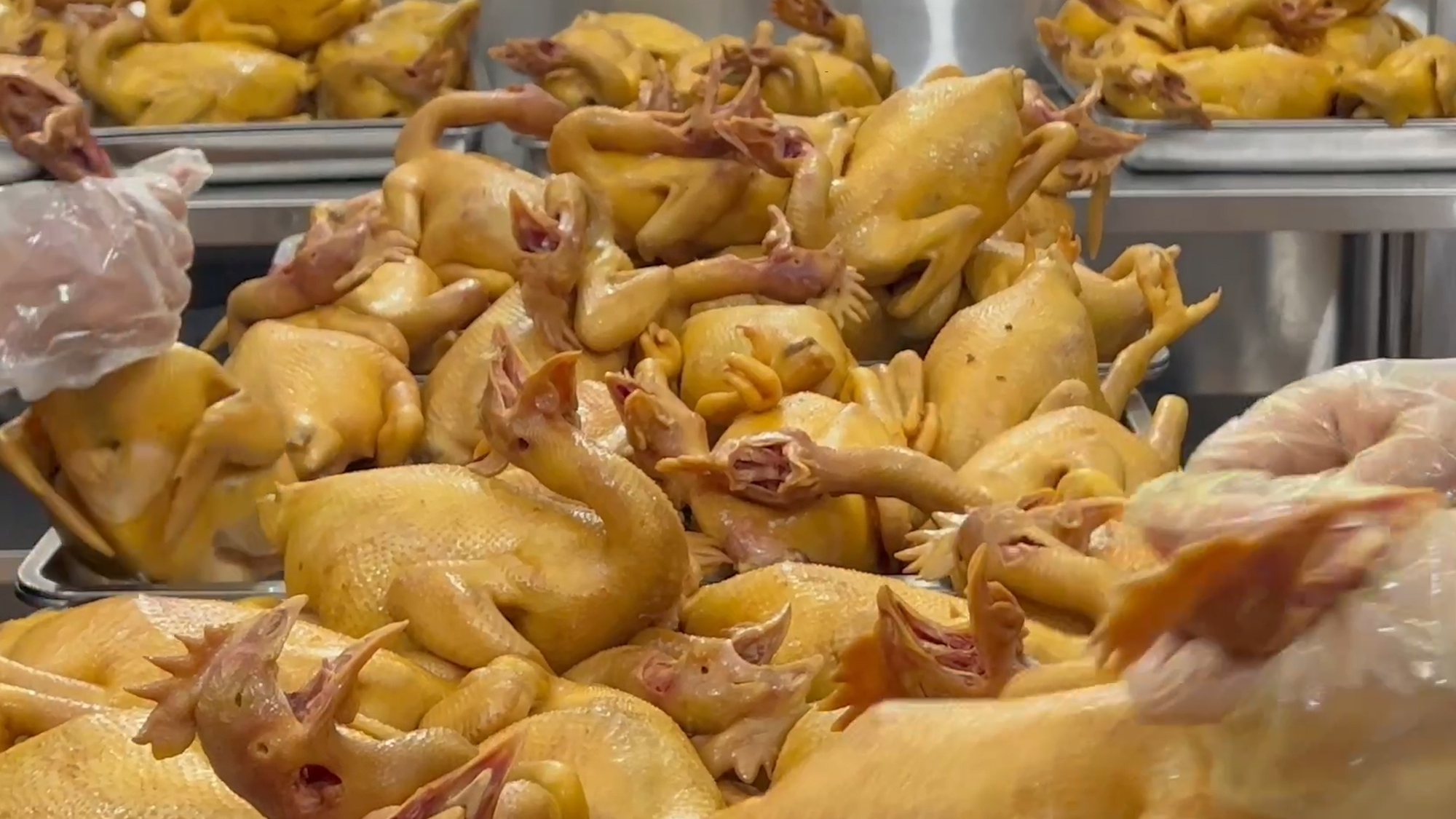 Ngày bán 400 con gà ủ muối nhờ công thức ướp thảo mộc, loại gà "gãy xương"- Ảnh 3.