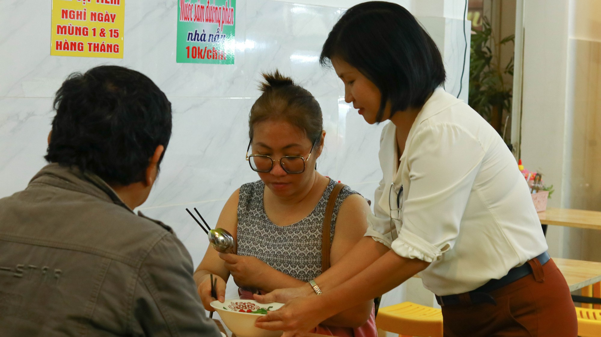 Mê món vịt tiềm thảo mộc của cậu, cô giáo quyết tâm 'sáng đi dạy, tối bán mì'- Ảnh 1.