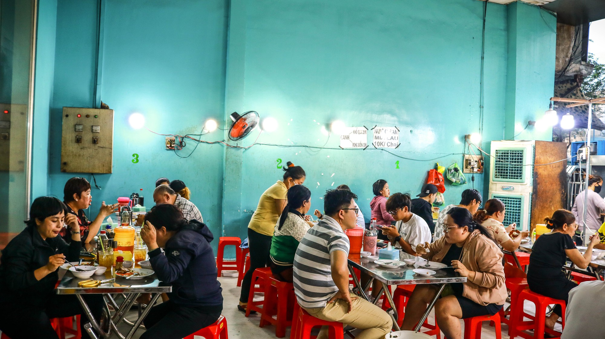 Độc đáo quán cơm tấm chả cua nướng ngày bán 12 ổ siêu to tại Sài Gòn- Ảnh 4.