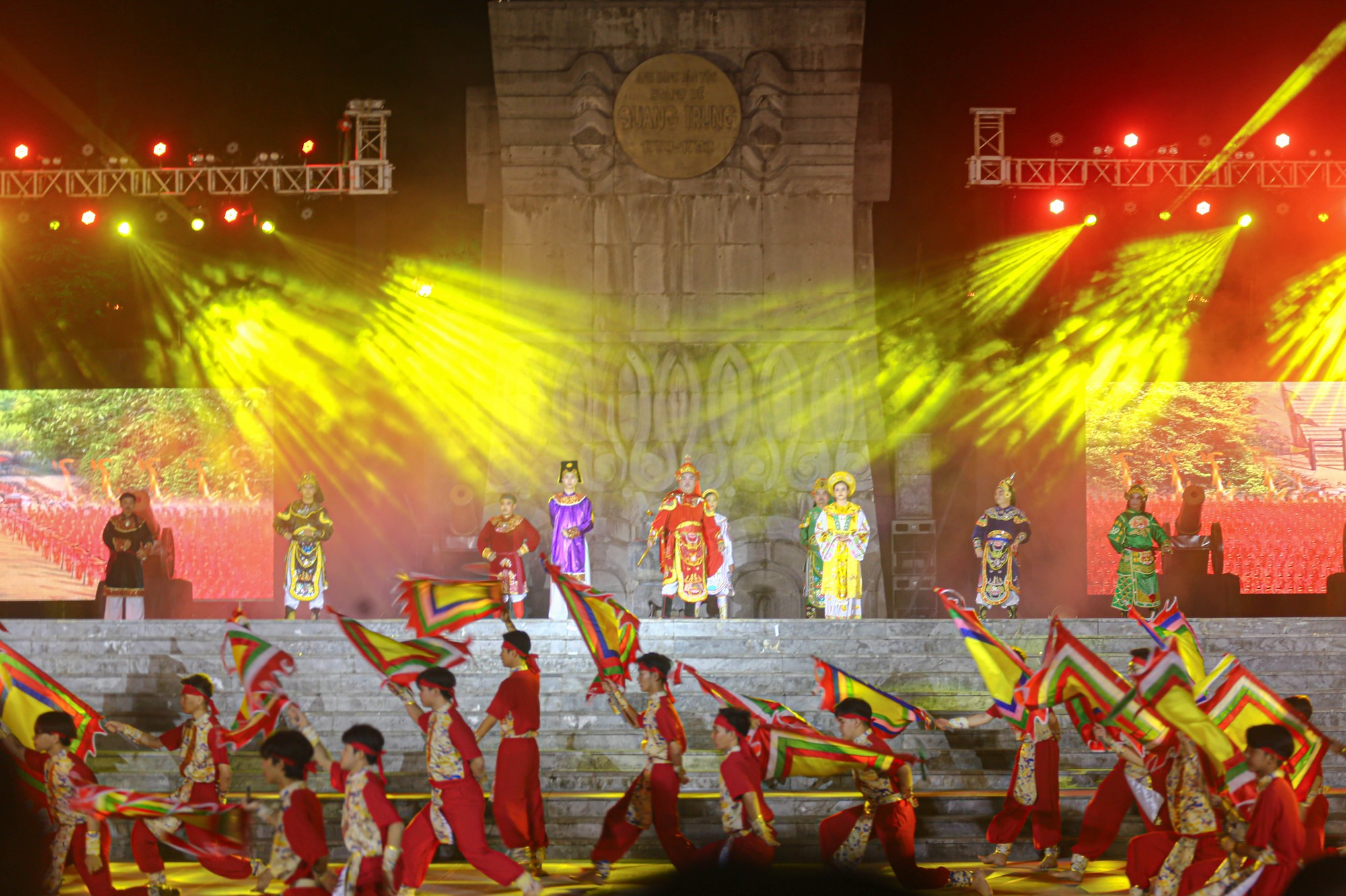 Hàng trăm diễn viên làm 'sống lại' thời khắc hoàng đế Quang Trung lên ngôi- Ảnh 3.
