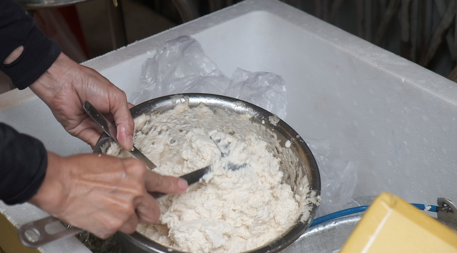 Bánh cống Sóc Trăng xốp mềm như bánh bông lan nhờ công thức bột chiên siêu đặc- Ảnh 3.