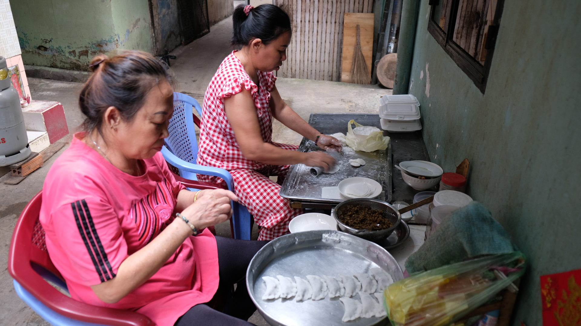 Kỳ lạ quán bánh xếp tiêu xay gia truyền người Hoa ngày chỉ bán 300 cái- Ảnh 1.